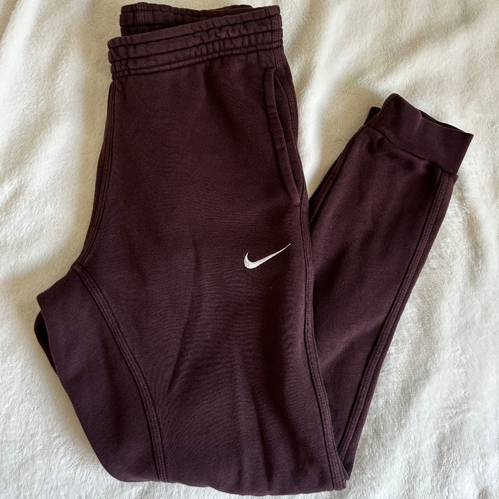 Nike Joggers burgundy color